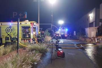 Incendio en una nave industrial de El Goro (Telde) donde se acumulan palets/TA.